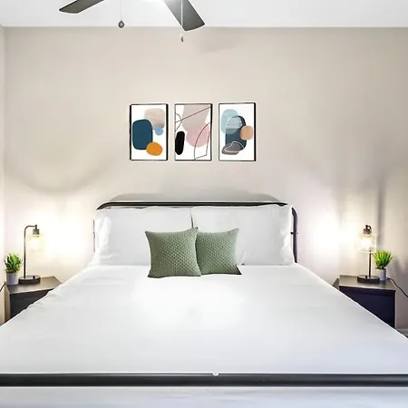 Contemporary 1Br 1Bat Pool Access Apartment